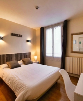 Chambre lit double de l'Hôtel Le Petit Monde près de Périgueux à Montignac-Lascaux