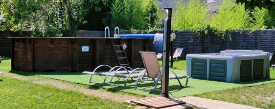 La piscine et le jardin de l'hôtel Le Petit Monde près de Périgueux