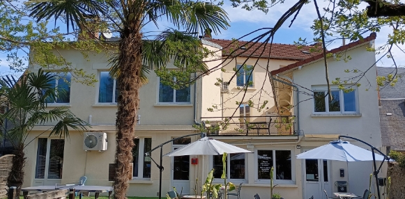 Vue extérieure de l'hôtel de charme à Montignac-Lascaux Le Petit Monde en Dordogne