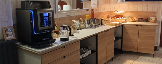 Petit-déjeuner servi à l'hôtel Le Petit Monde près de Périgueux