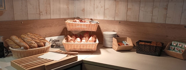 Petit-déjeuner servi à l'hôtel Le Petit Monde en Dordogne