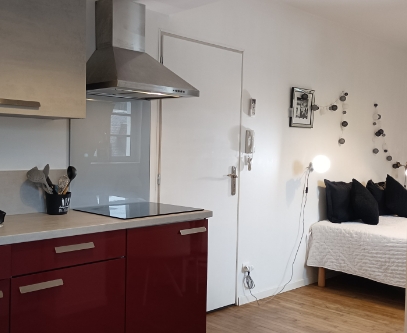 La cuisine de l'Appart hôtel Les Toits de Lascaux - Le noir et blanc