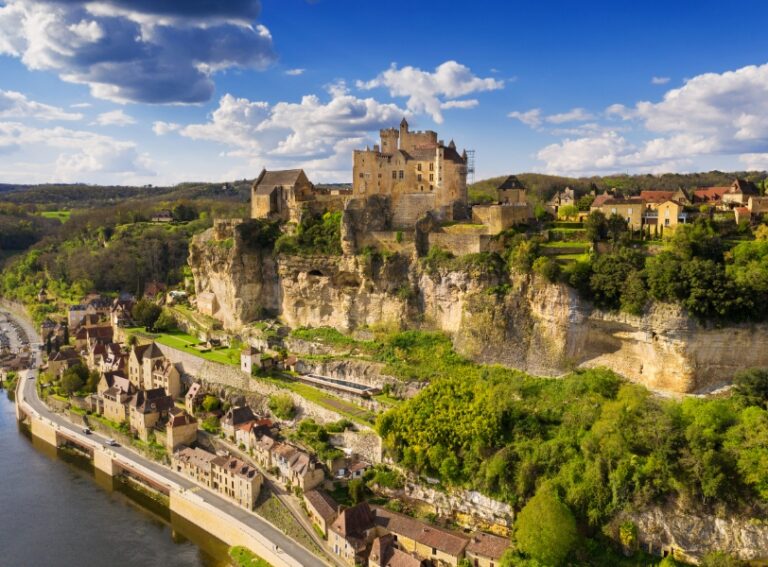 Beynac et Cazenac situés aux alentours de l'Hôtel à Montignac le Petit Monde