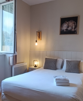 Hôtel Le Petit Monde en Dordogne : chambre lit double