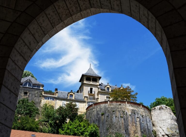 Vue du château de Montignac-Lascaux