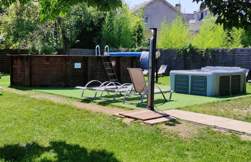 Piscine et jacuzzi de l'hôtel de charme à Montignac-Lascaux Le Petit Monde en Dordogne