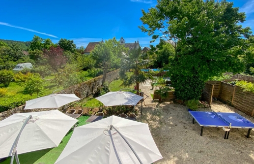 Terrasse et jardin de l'hôtel de charme Le Petit Monde à Montignac-Lascaux en Dordogne