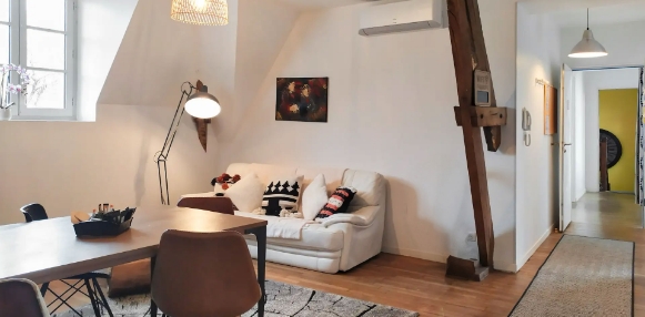 Vue du salon de l'Appart Hôtel en Dordogne Les Toits de Lascaux à Montignac